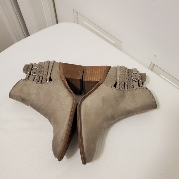 EUC Carlos by Carlos Santana Doe Taupe "Ashby" Booties Size 6, Casual - Picture 7 of 9